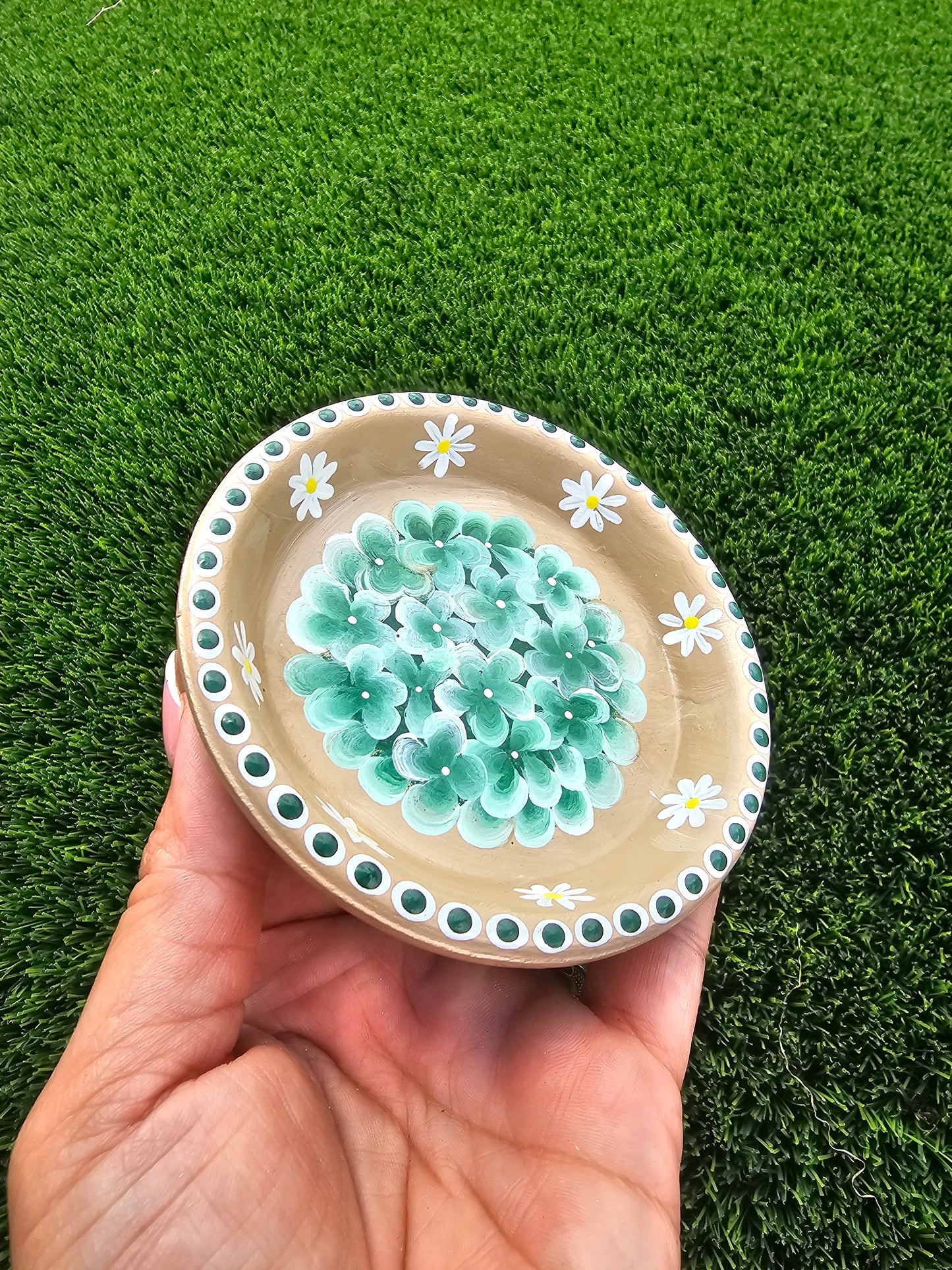 Hand-Painted Terracotta Trinket Dish ā Green & White Floral Jewelry Ring Dish, Tan Limewash Dahlia & Daisy Catchall